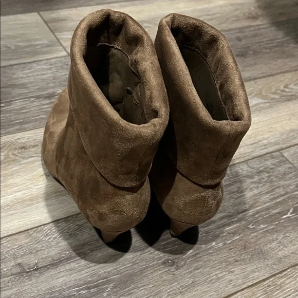 Elegant Brown Suede Heeled Boots - Picture 4 of 4
